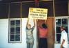 BD/269/1104 Henk Blom hangt samen met iemand bord van PPR op