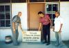 BD/269/768 Henk Blom en man met bord werk en reparatie bisdom
