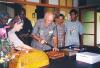 BD/269/795 Aansnijden taart of cake in bijzijn van zuster en Papoeas