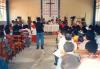 BD/269/807 Katholieke kerkdienst met Papoeas op achtergrond
