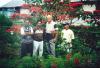 BD/269/941 Henk blom met personeel achter een gebouw
