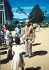 BD/269/953 Henk blom begroet iemand op het kerkplein